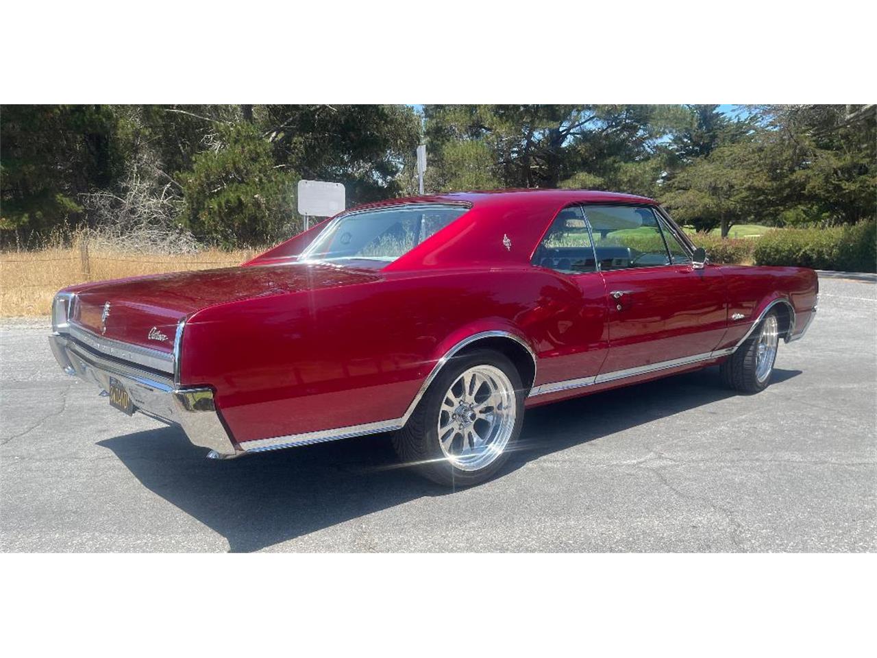 Oldsmobile-Cutlass-supreme-1967-Custom-candy-Red-White-Black-8