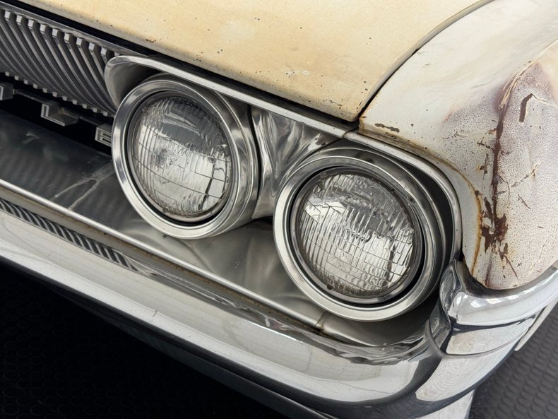 Oldsmobile-Dynamic-88-1961-Provincial-White-Green-11