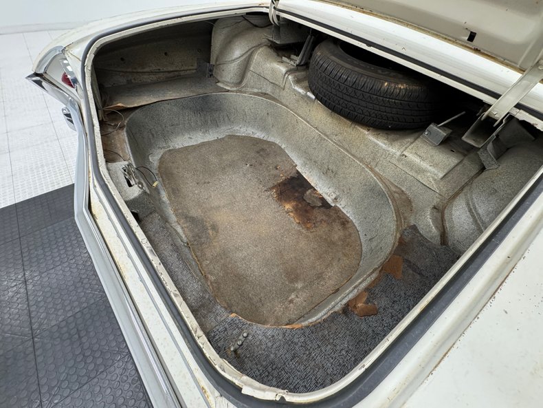 Oldsmobile-Dynamic-88-1961-Provincial-White-Green-39