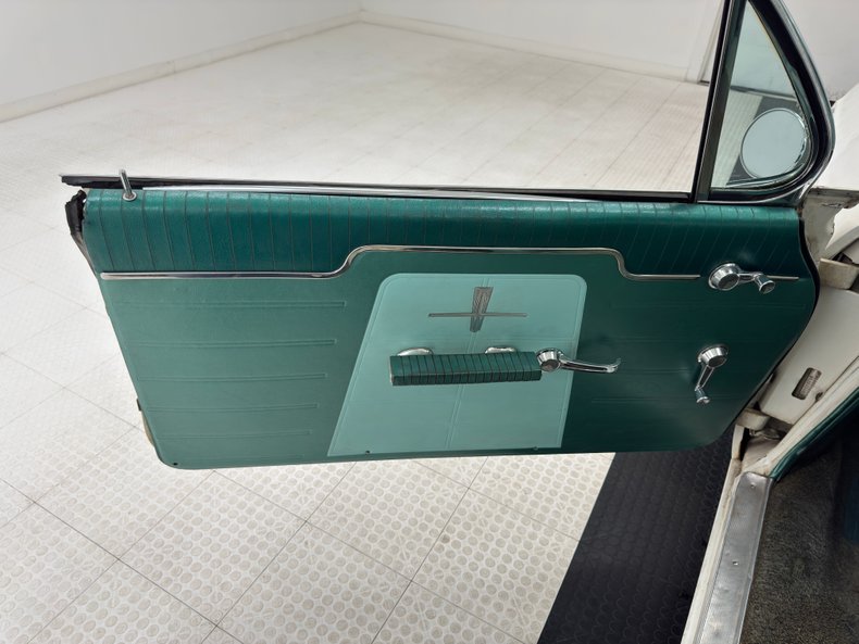 Oldsmobile-Dynamic-88-1961-Provincial-White-Green-40