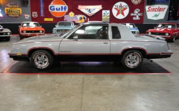 Oldsmobile-Hurst-1984-Silver-Burgundy-11