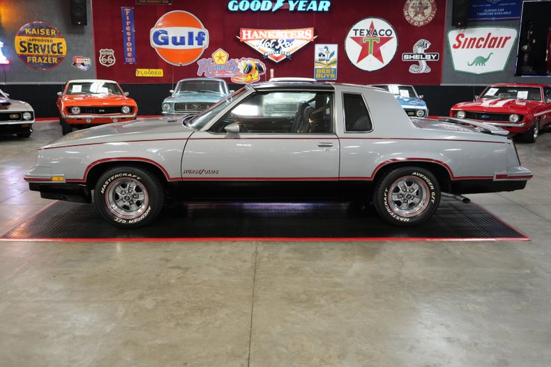 Oldsmobile-Hurst-1984-Silver-Burgundy-11