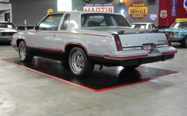 Oldsmobile-Hurst-1984-Silver-Burgundy-13