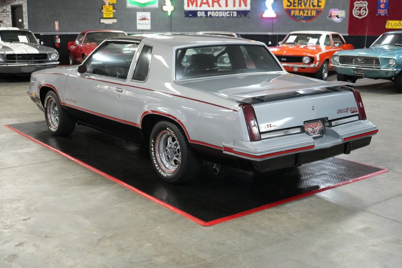 Oldsmobile-Hurst-1984-Silver-Burgundy-14