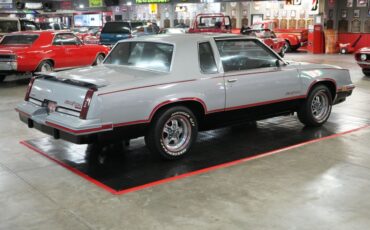 Oldsmobile-Hurst-1984-Silver-Burgundy-16