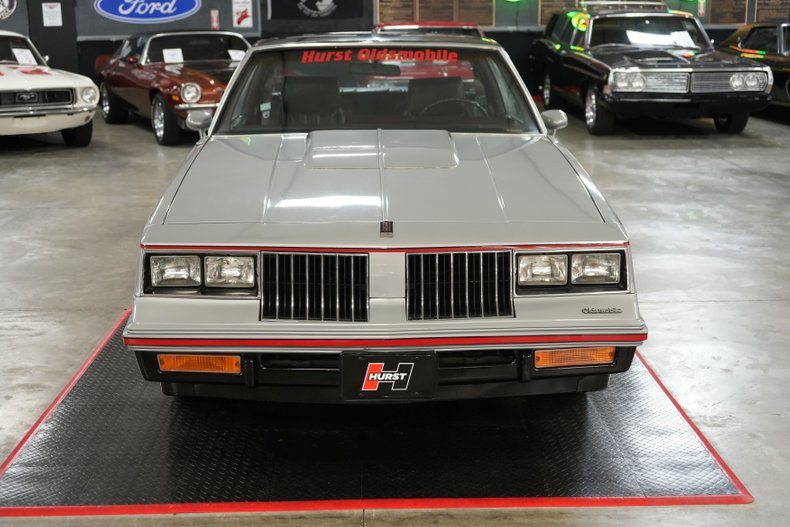 Oldsmobile-Hurst-1984-Silver-Burgundy-18