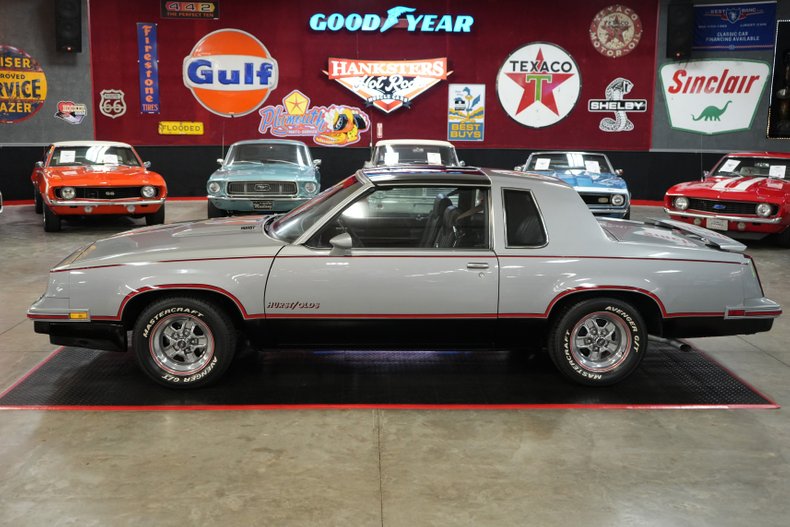 Oldsmobile-Hurst-1984-Silver-Burgundy-20