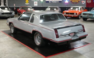 Oldsmobile-Hurst-1984-Silver-Burgundy-21