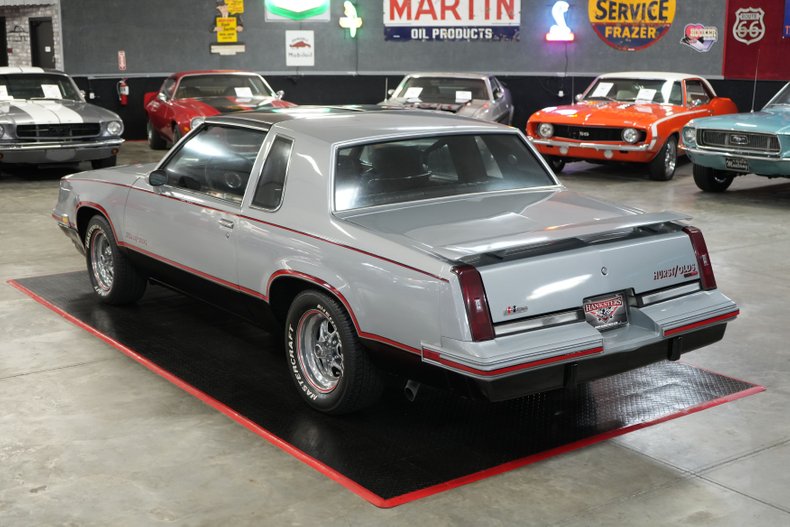 Oldsmobile-Hurst-1984-Silver-Burgundy-21