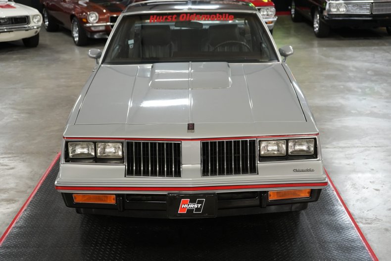 Oldsmobile-Hurst-1984-Silver-Burgundy-23