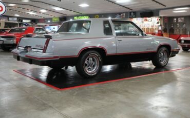Oldsmobile-Hurst-1984-Silver-Burgundy-26