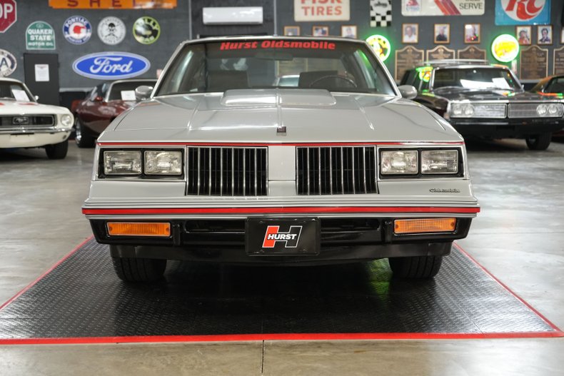 Oldsmobile-Hurst-1984-Silver-Burgundy-29