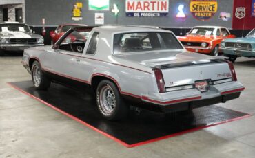 Oldsmobile-Hurst-1984-Silver-Burgundy-32
