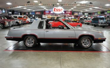 Oldsmobile-Hurst-1984-Silver-Burgundy-35