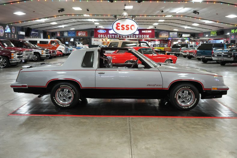 Oldsmobile-Hurst-1984-Silver-Burgundy-35
