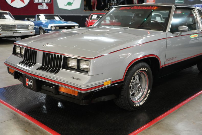 Oldsmobile-Hurst-1984-Silver-Burgundy-38