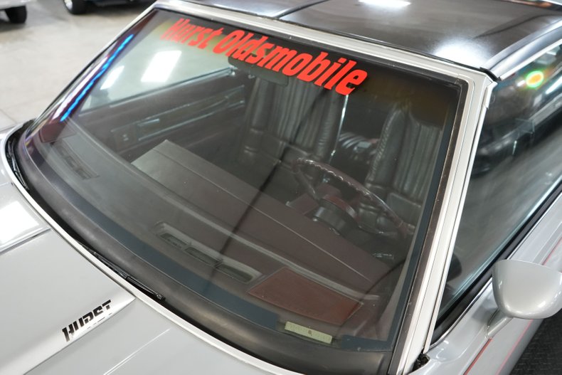 Oldsmobile-Hurst-1984-Silver-Burgundy-39