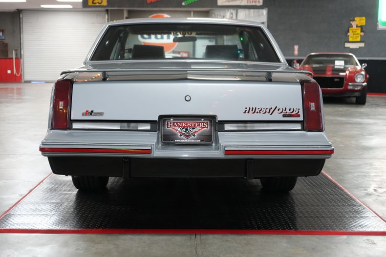 Oldsmobile-Hurst-1984-Silver-Burgundy-4