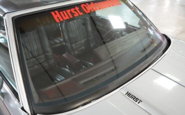 Oldsmobile-Hurst-1984-Silver-Burgundy-40