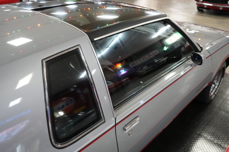 Oldsmobile-Hurst-1984-Silver-Burgundy-42