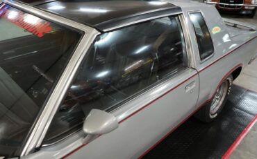 Oldsmobile-Hurst-1984-Silver-Burgundy-43