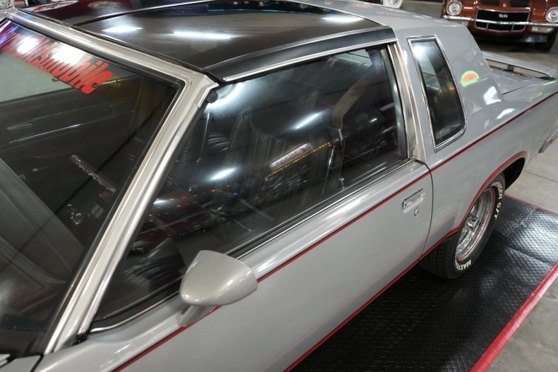Oldsmobile-Hurst-1984-Silver-Burgundy-43