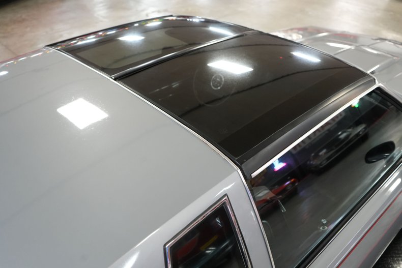 Oldsmobile-Hurst-1984-Silver-Burgundy-46
