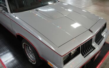 Oldsmobile-Hurst-1984-Silver-Burgundy-8