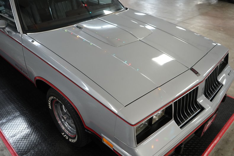 Oldsmobile-Hurst-1984-Silver-Burgundy-8
