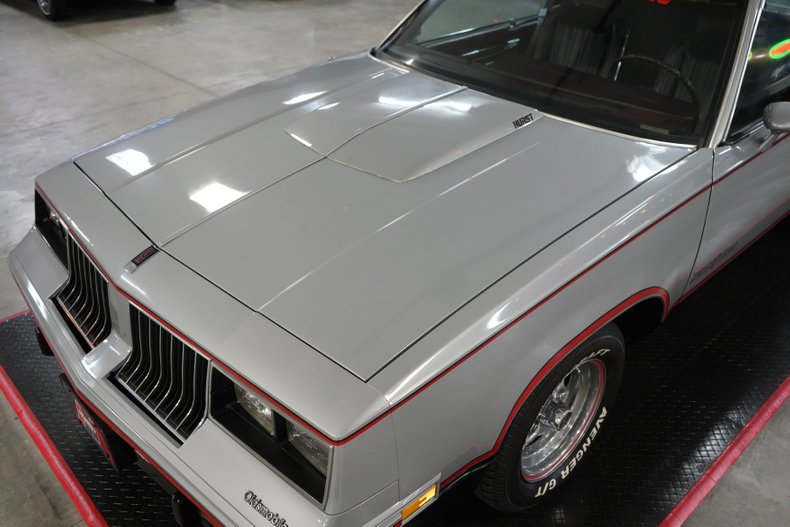 Oldsmobile-Hurst-1984-Silver-Burgundy-9