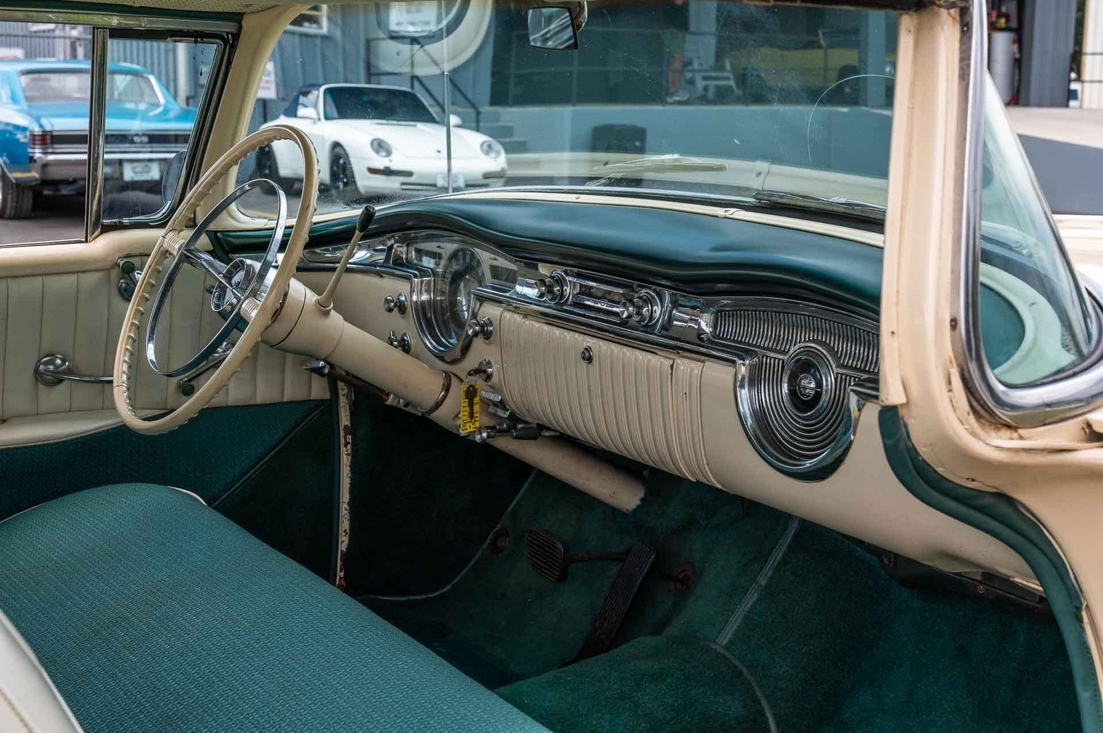 Oldsmobile-Rocket-88-1955-2-door-11