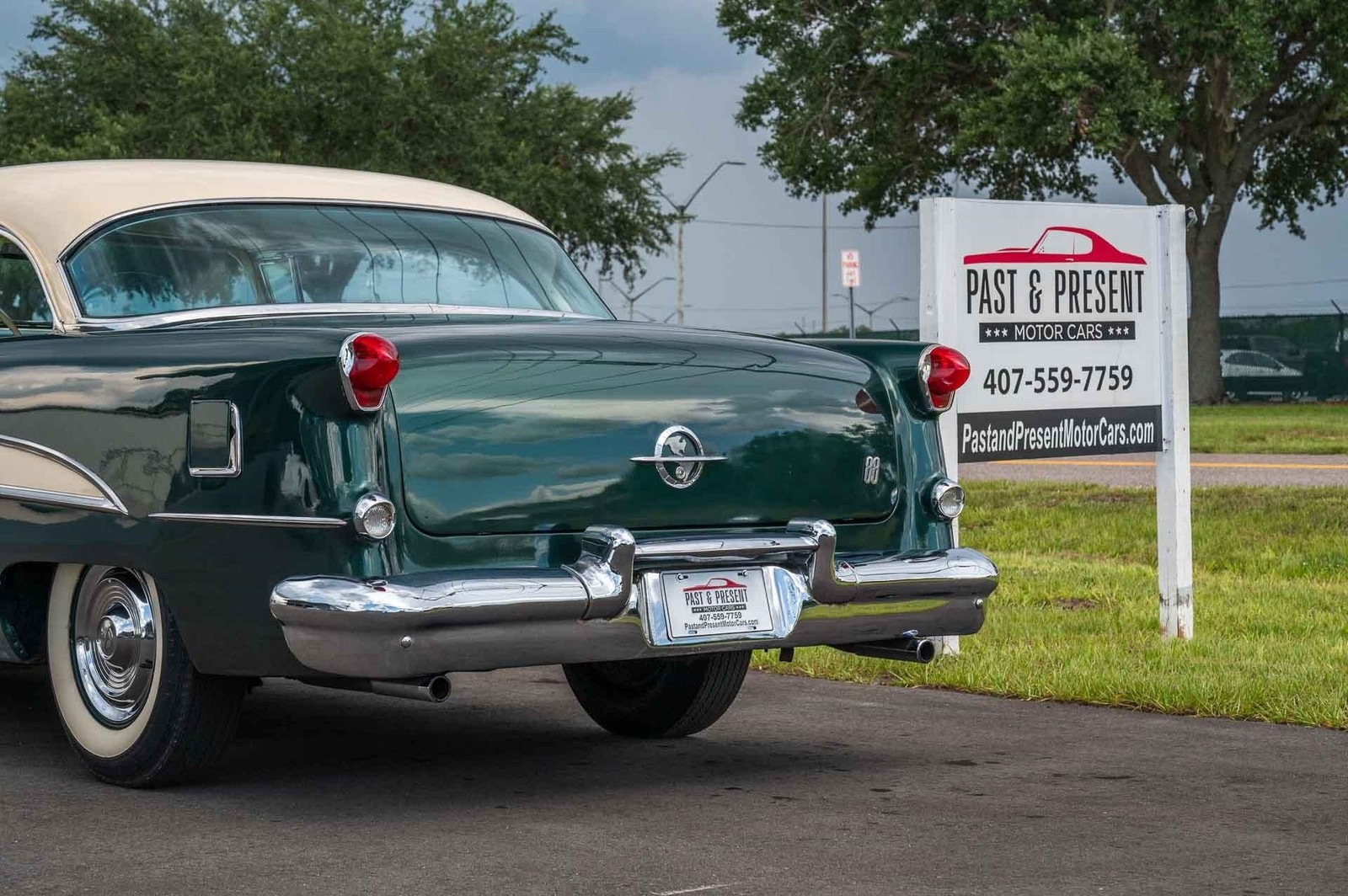 Oldsmobile-Rocket-88-1955-2-door-17