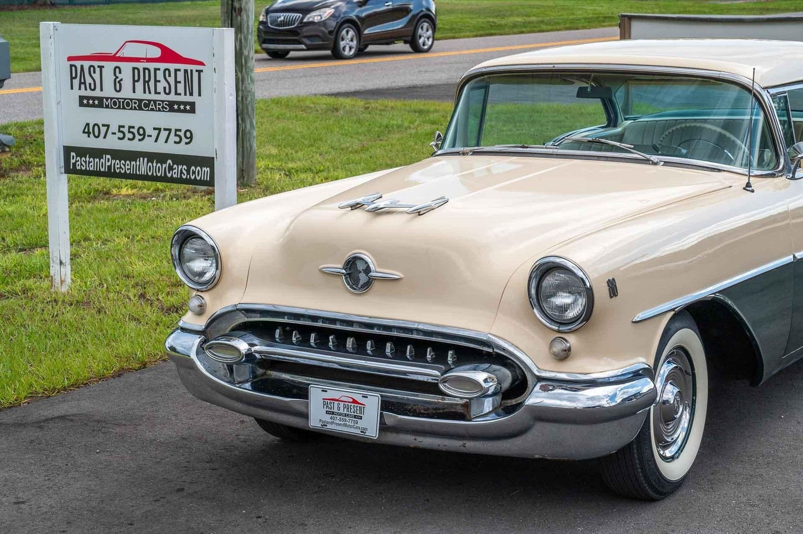 Oldsmobile-Rocket-88-1955-2-door-21