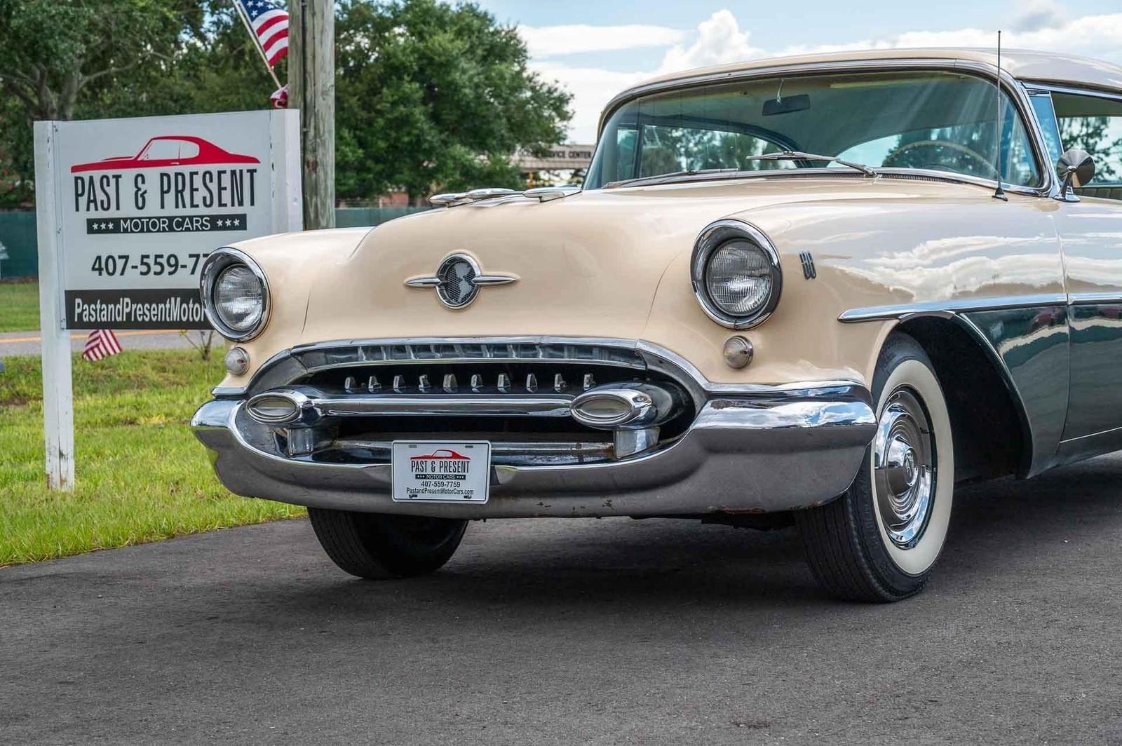 Oldsmobile-Rocket-88-1955-2-door-22