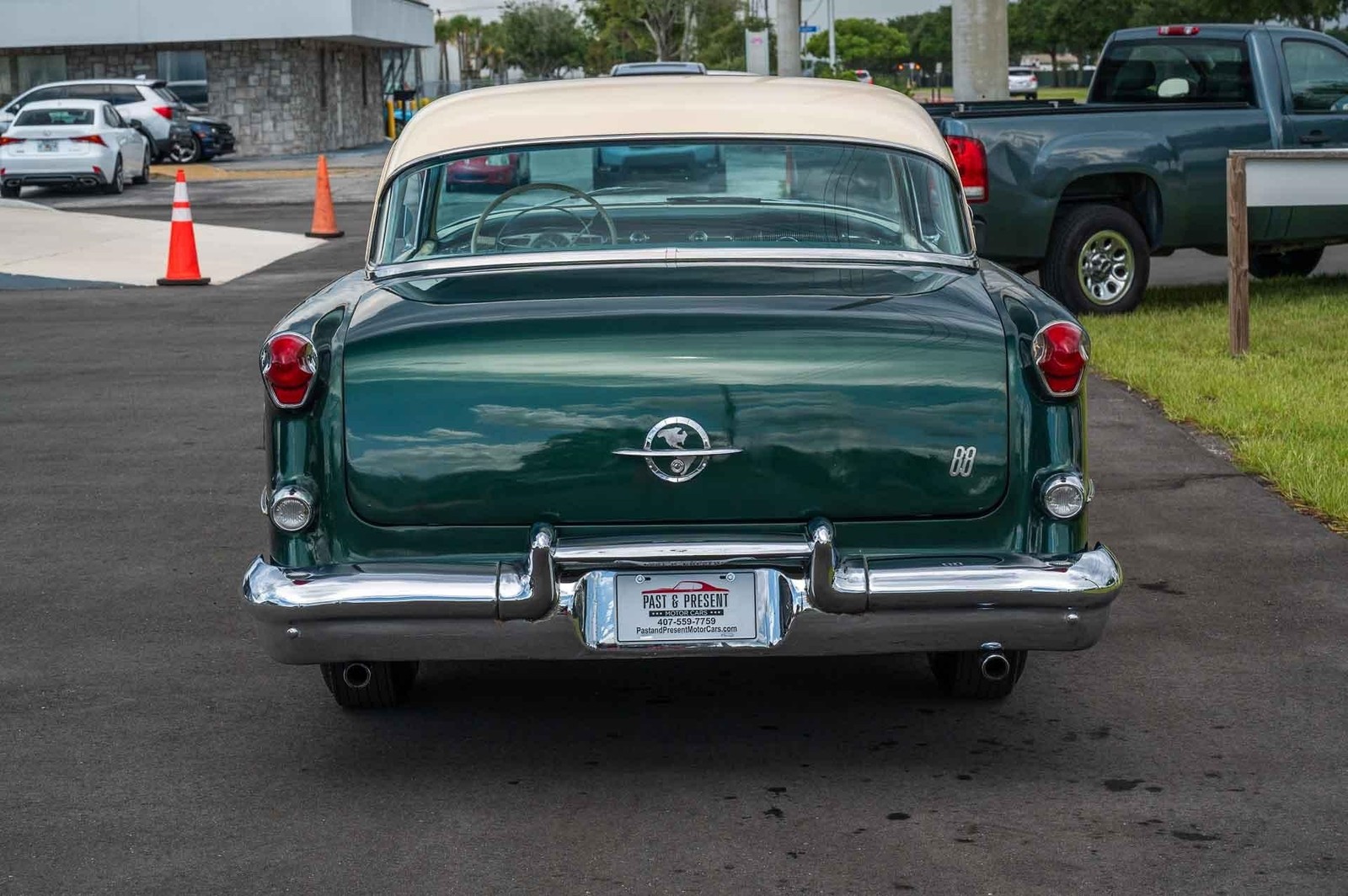 Oldsmobile-Rocket-88-1955-2-door-23
