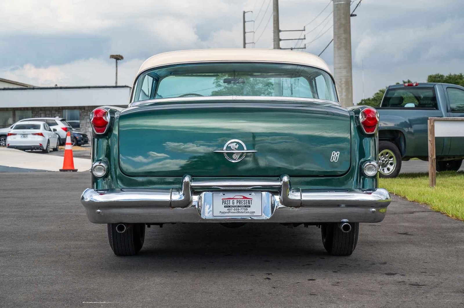 Oldsmobile-Rocket-88-1955-2-door-24