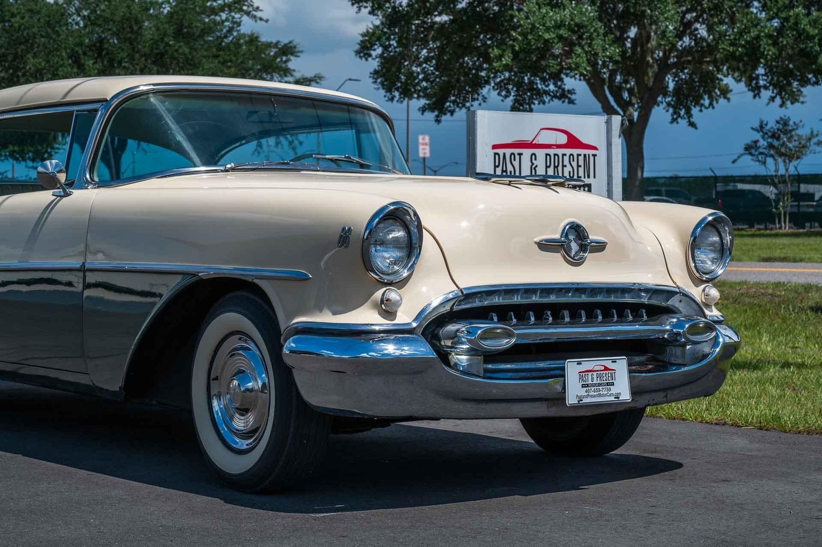 Oldsmobile-Rocket-88-1955-2-door-30