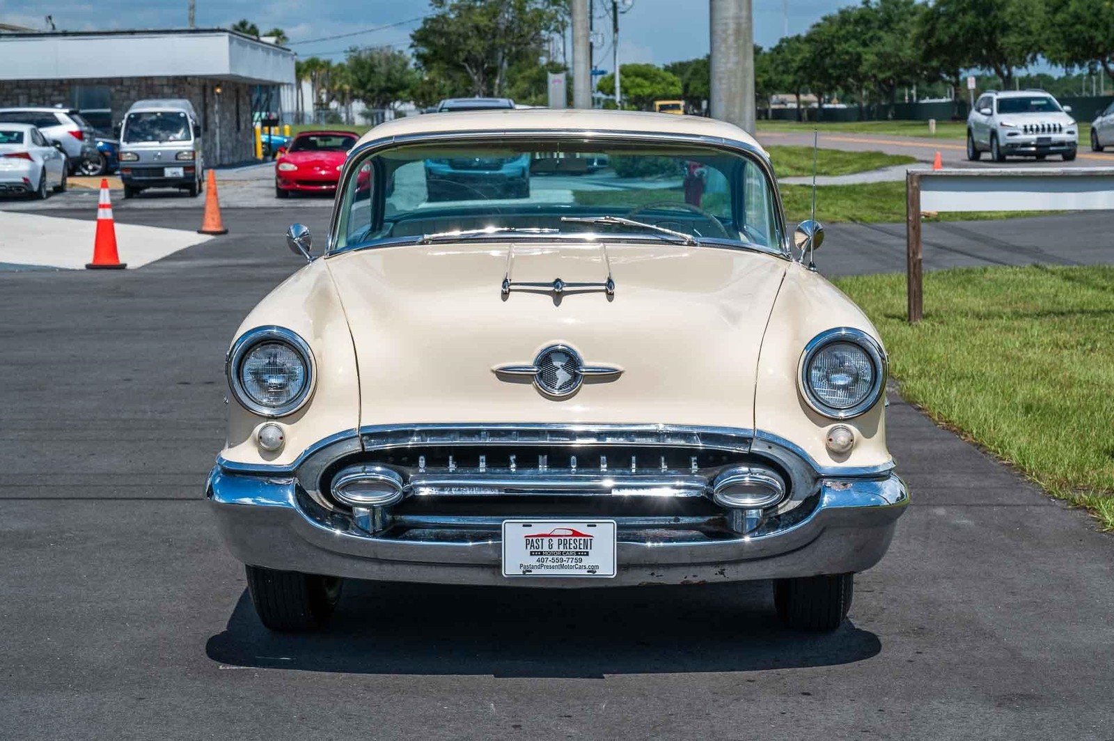 Oldsmobile-Rocket-88-1955-2-door-36