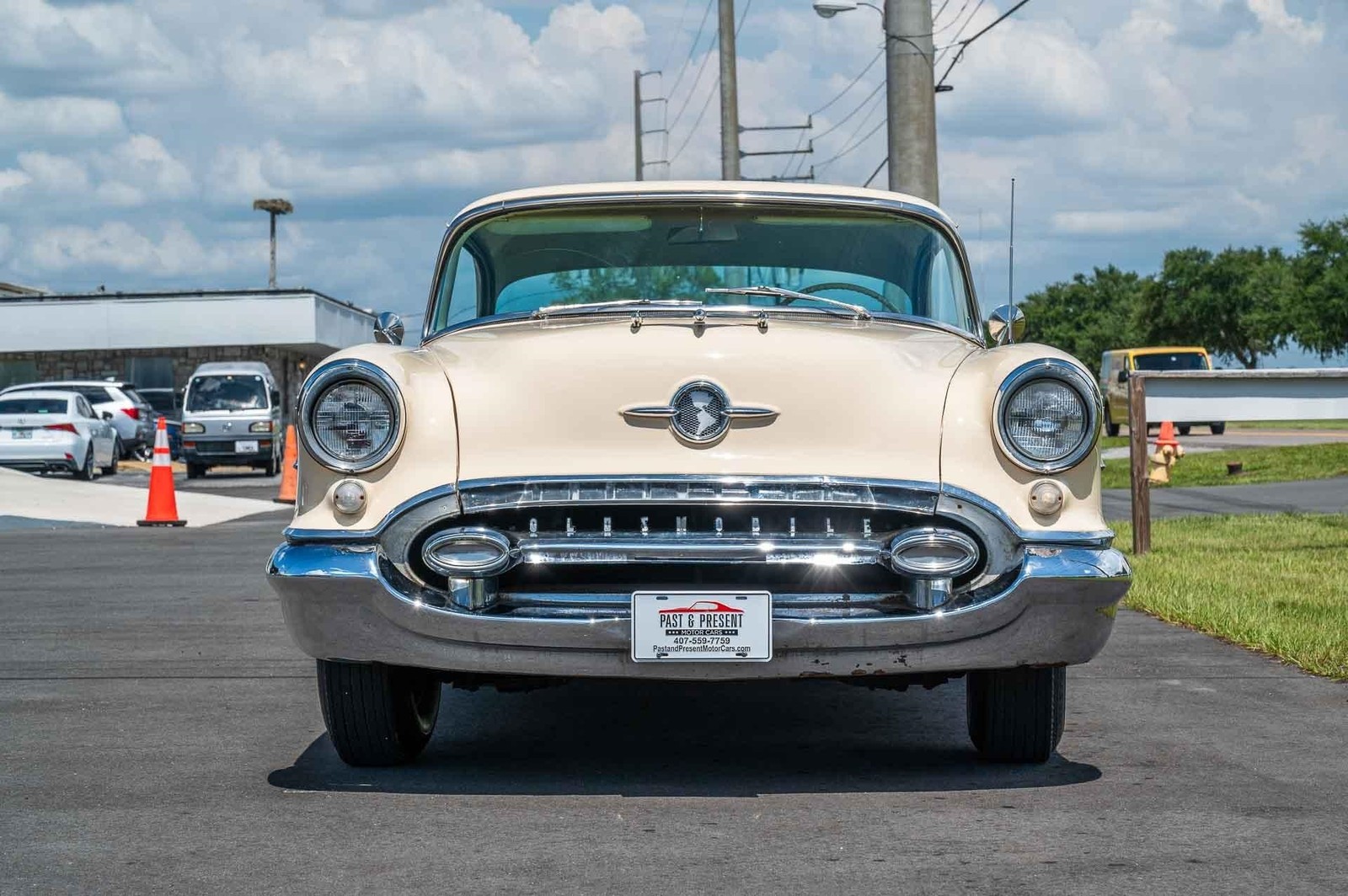 Oldsmobile-Rocket-88-1955-2-door-37