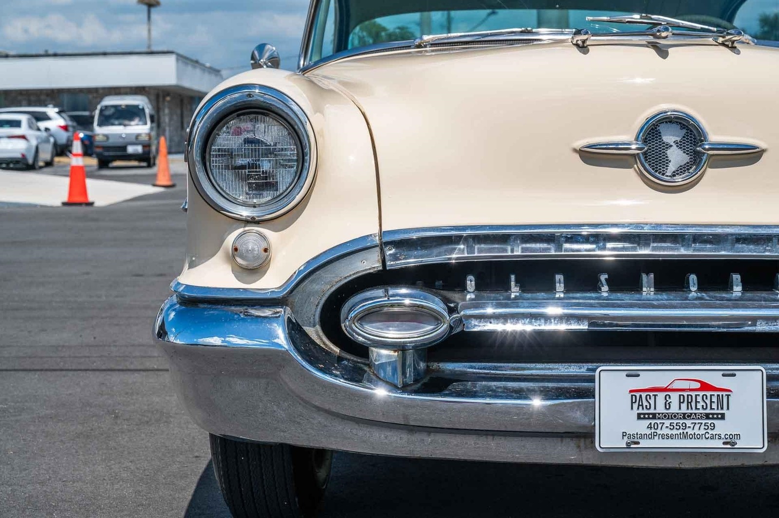 Oldsmobile-Rocket-88-1955-2-door-38