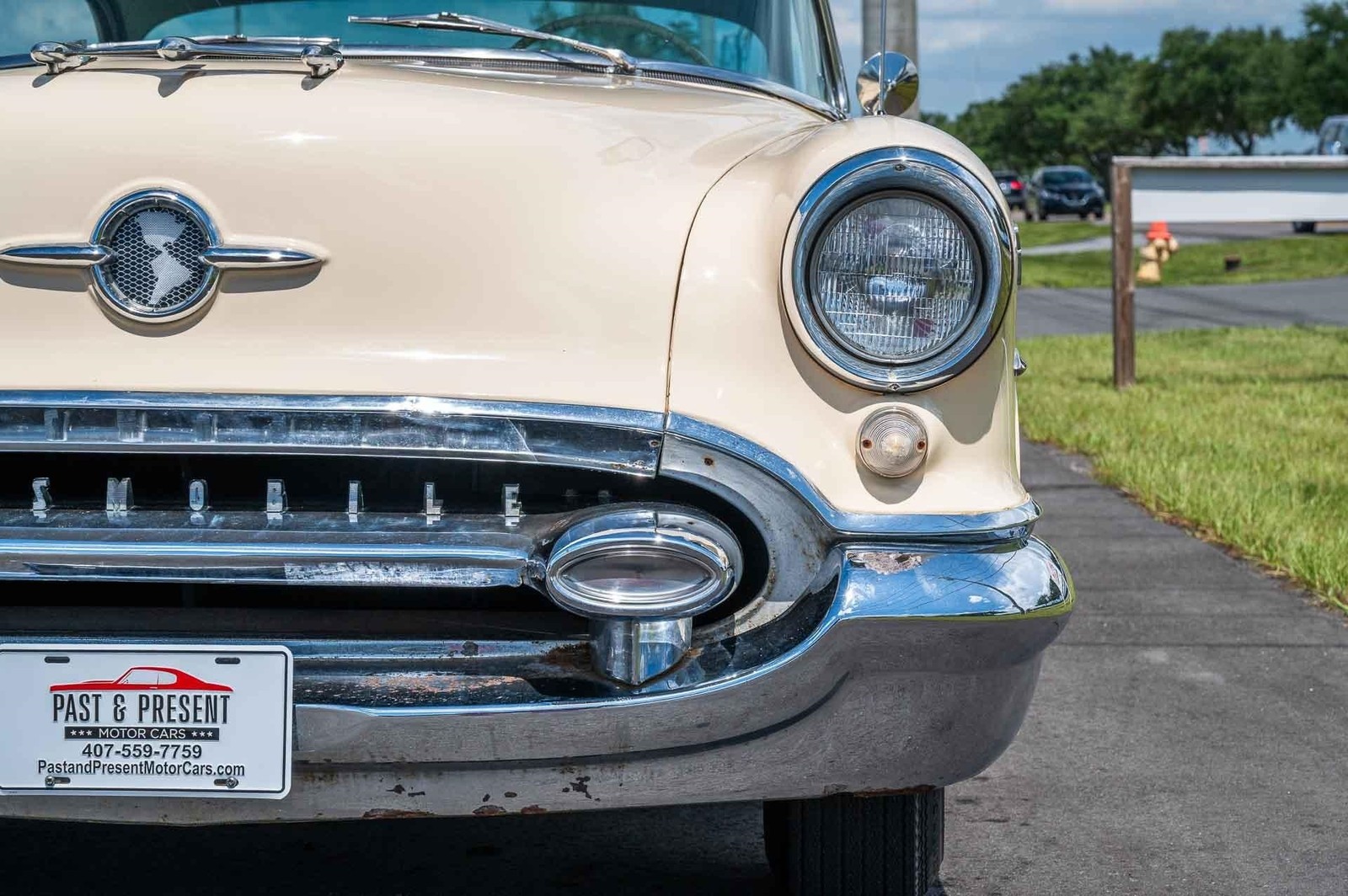 Oldsmobile-Rocket-88-1955-2-door-39