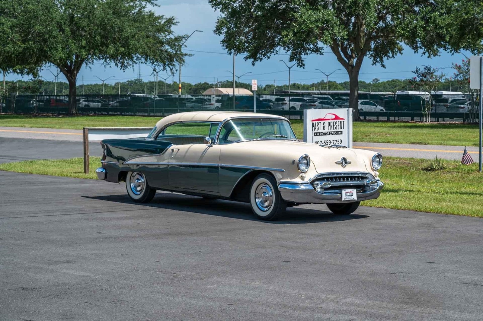 Oldsmobile-Rocket-88-1955-2-door-8