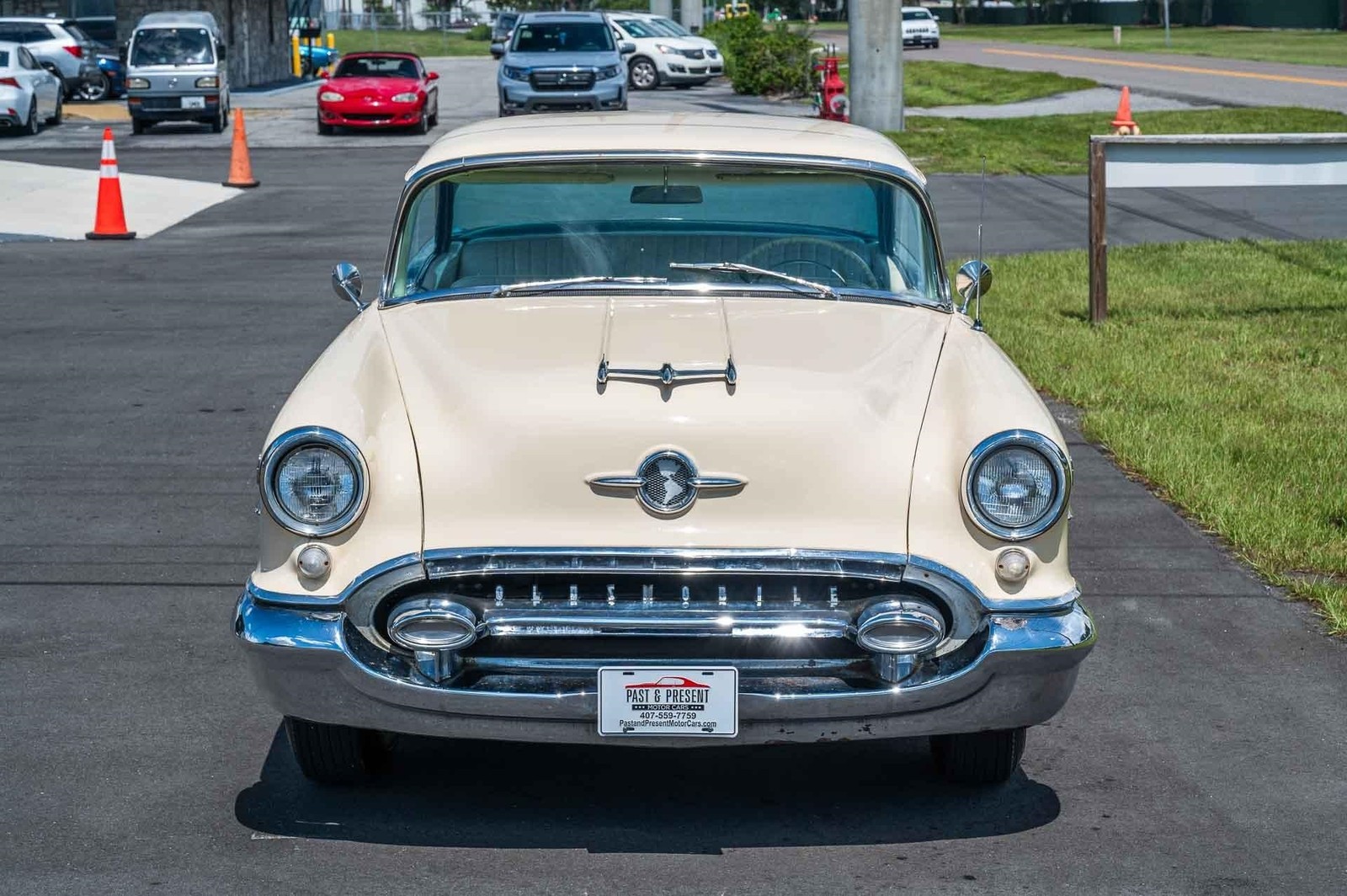 Oldsmobile-Rocket-88-1955-2-door-9