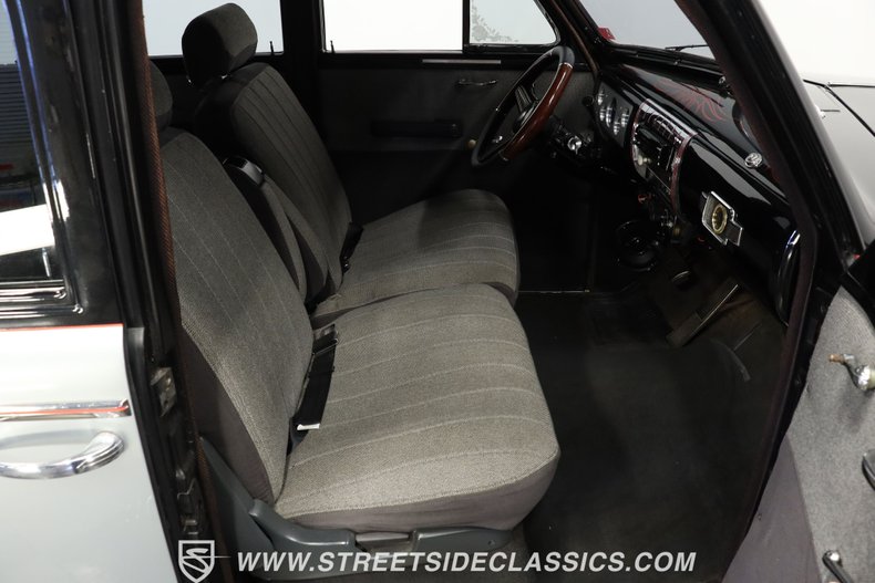 Oldsmobile-Sedan-1939-Black-and-Silver-Gray-3