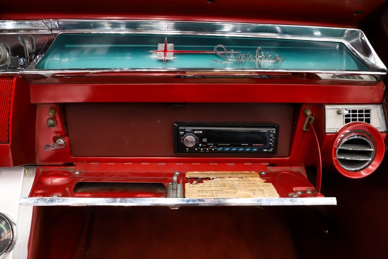 Oldsmobile-Starfire-1962-Provincial-White-Red-11