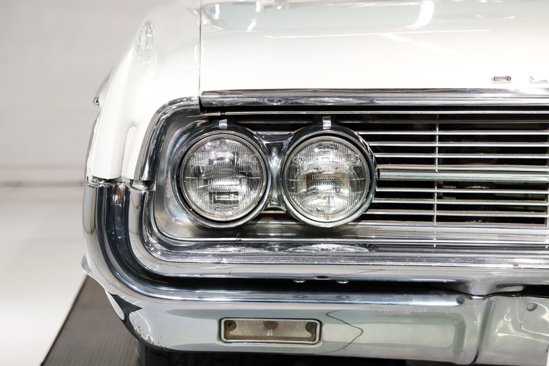 Oldsmobile-Starfire-1962-Provincial-White-Red-13