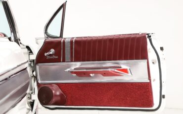 Oldsmobile-Starfire-1962-Provincial-White-Red-39
