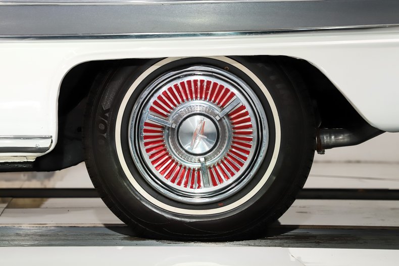 Oldsmobile-Starfire-1962-Provincial-White-Red-49