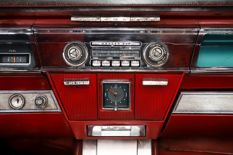 Oldsmobile-Starfire-1962-Provincial-White-Red-8