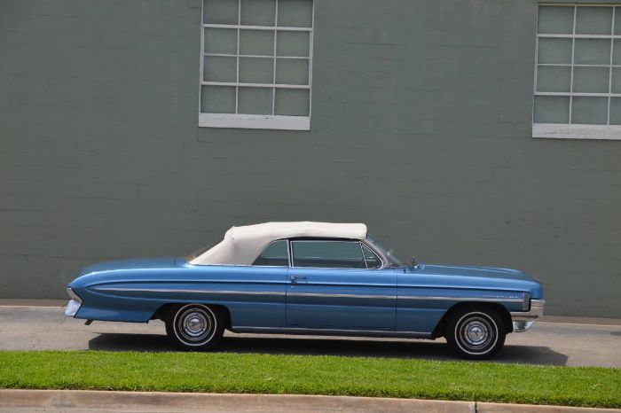 Oldsmobile-Super-88-1961-BlueWhite-top-Tri-Color-Vinyl-21